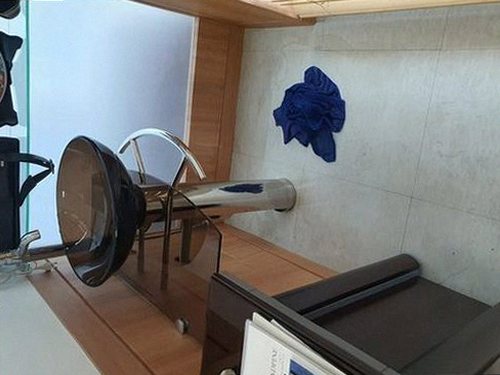 합정동 하수구막힘 세면대 하부 트랩과 배수관 연결 상태를 점검하는 장면